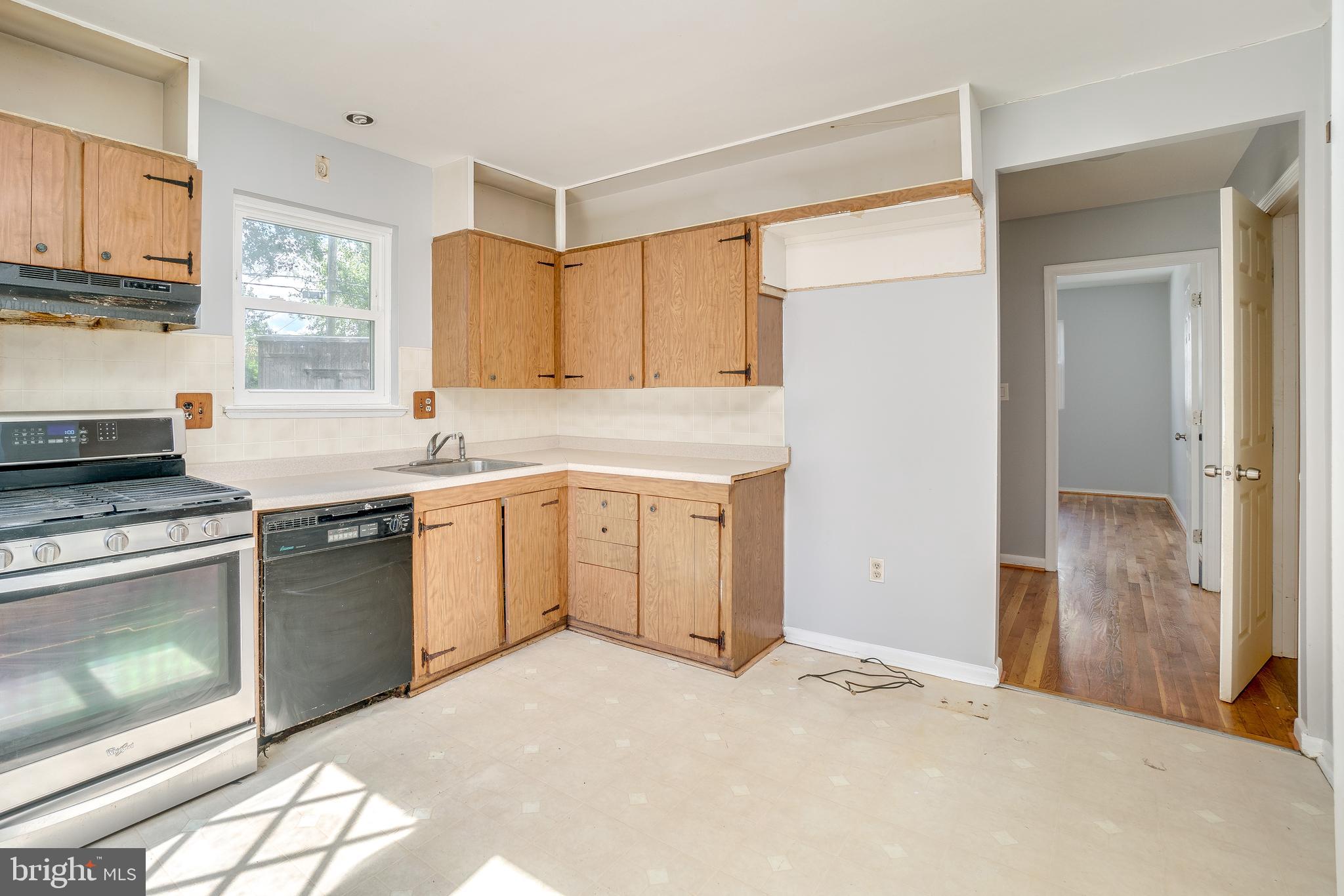 1414 Hallwood Road Baltimore, MD 21228 - Photo 10 of 44