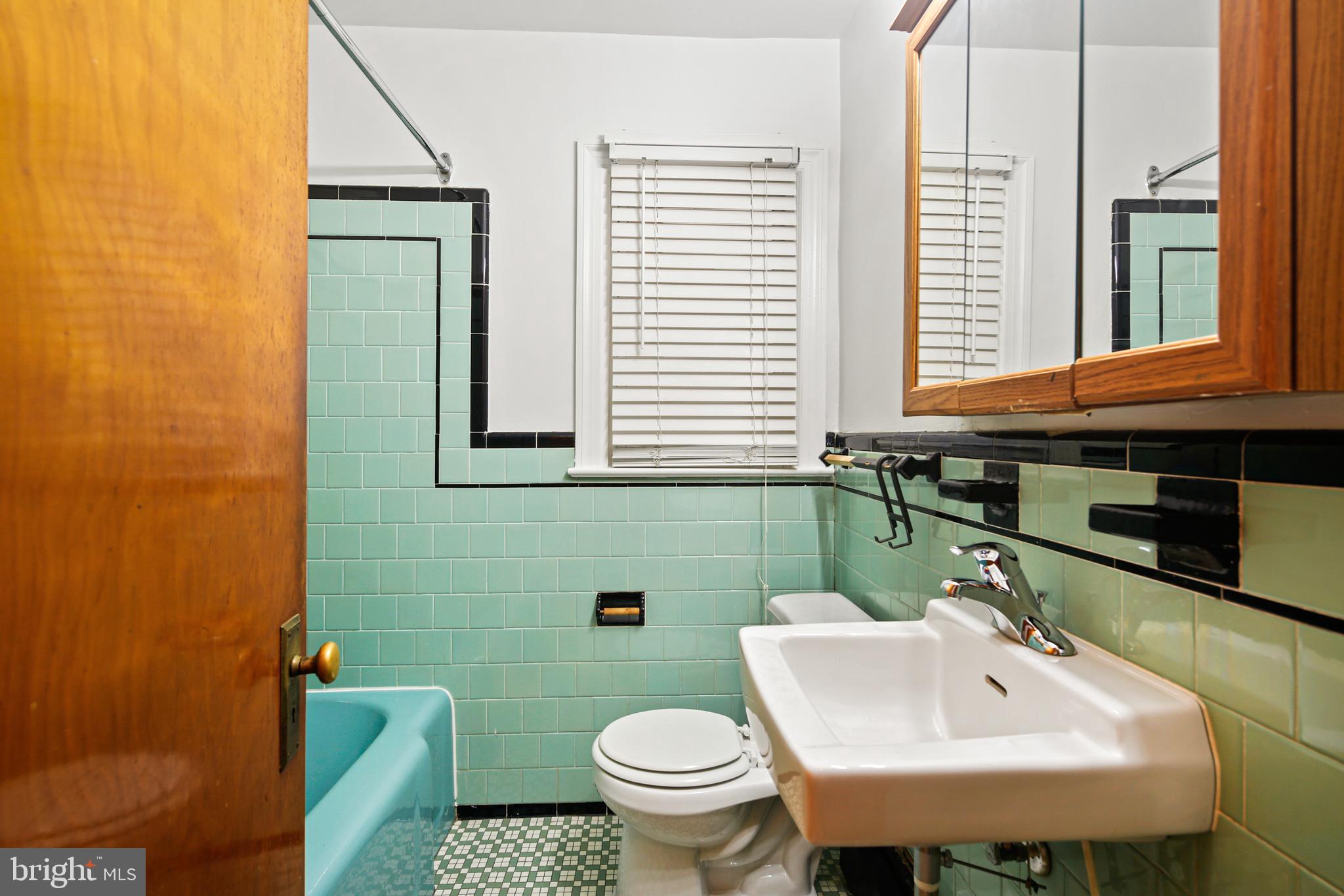 4763 Linthicum Road Dayton, MD 21036 - Photo 27 of 39 Main level full bathroom with tub shower