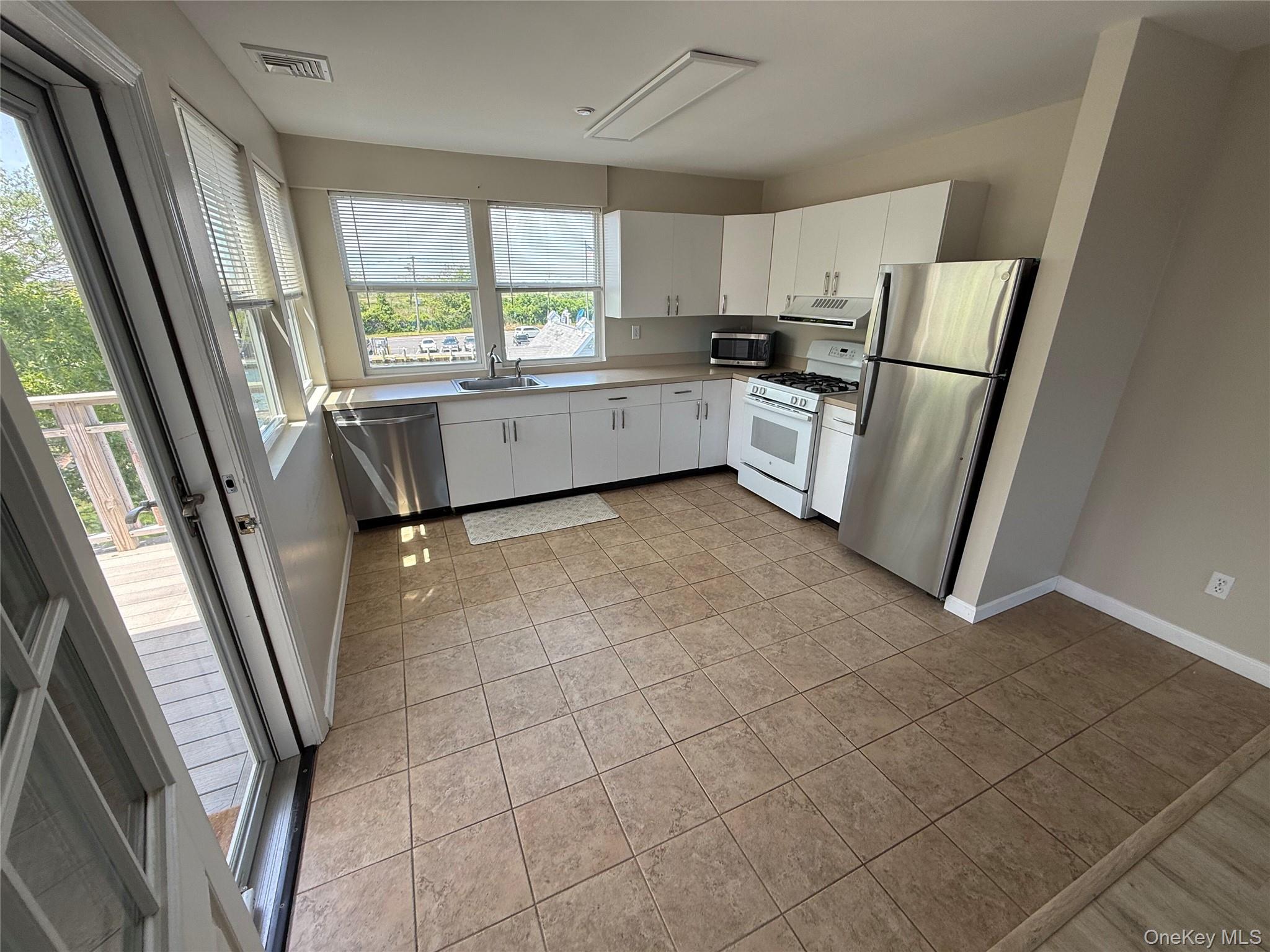 32 Sheridan Road, Unit 2 Babylon, NY 11702 - Photo 5 of 13