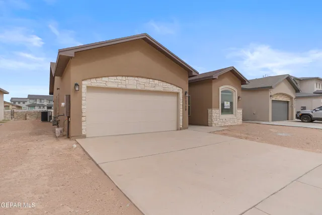 a view of a house with backyard