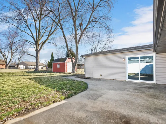 $389,000 | 27 Hawthorne Lane, Streamwood, IL 60107