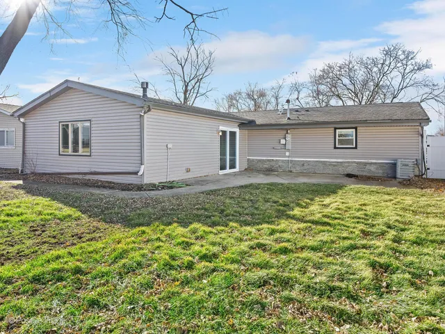 $389,000 | 27 Hawthorne Lane, Streamwood, IL 60107