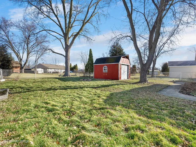 $389,000 | 27 Hawthorne Lane, Streamwood, IL 60107