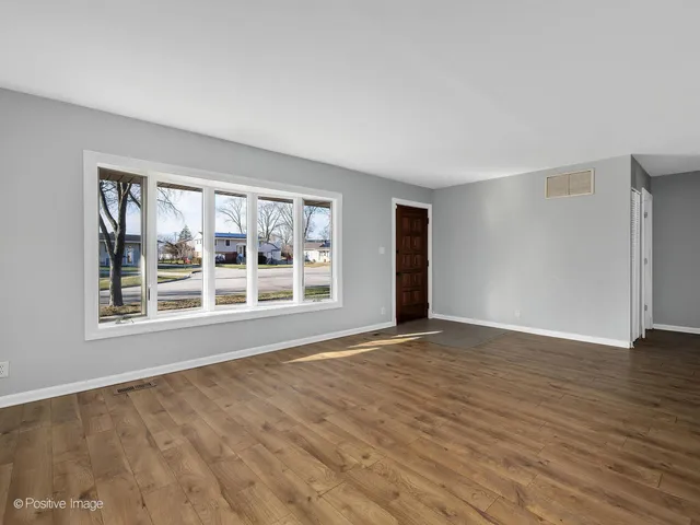 $389,000 | 27 Hawthorne Lane, Streamwood, IL 60107