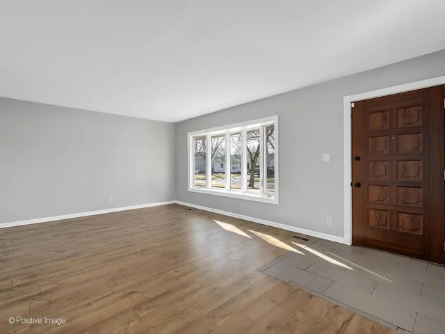 $389,000 | 27 Hawthorne Lane, Streamwood, IL 60107