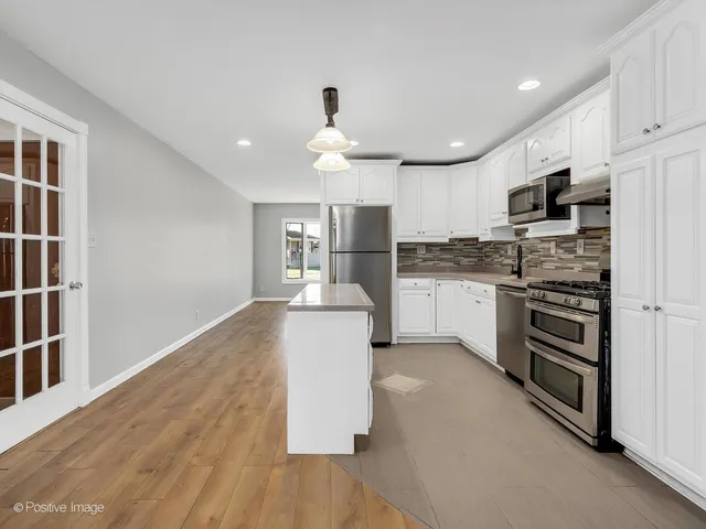 $389,000 | 27 Hawthorne Lane, Streamwood, IL 60107