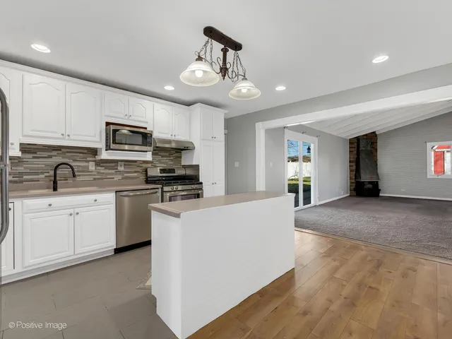 $389,000 | 27 Hawthorne Lane, Streamwood, IL 60107