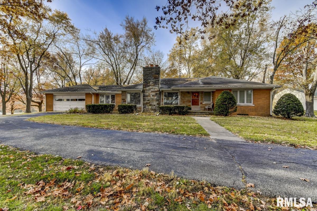 2802 West Jefferson Street Springfield, IL 62702 - Photo 1 of 50