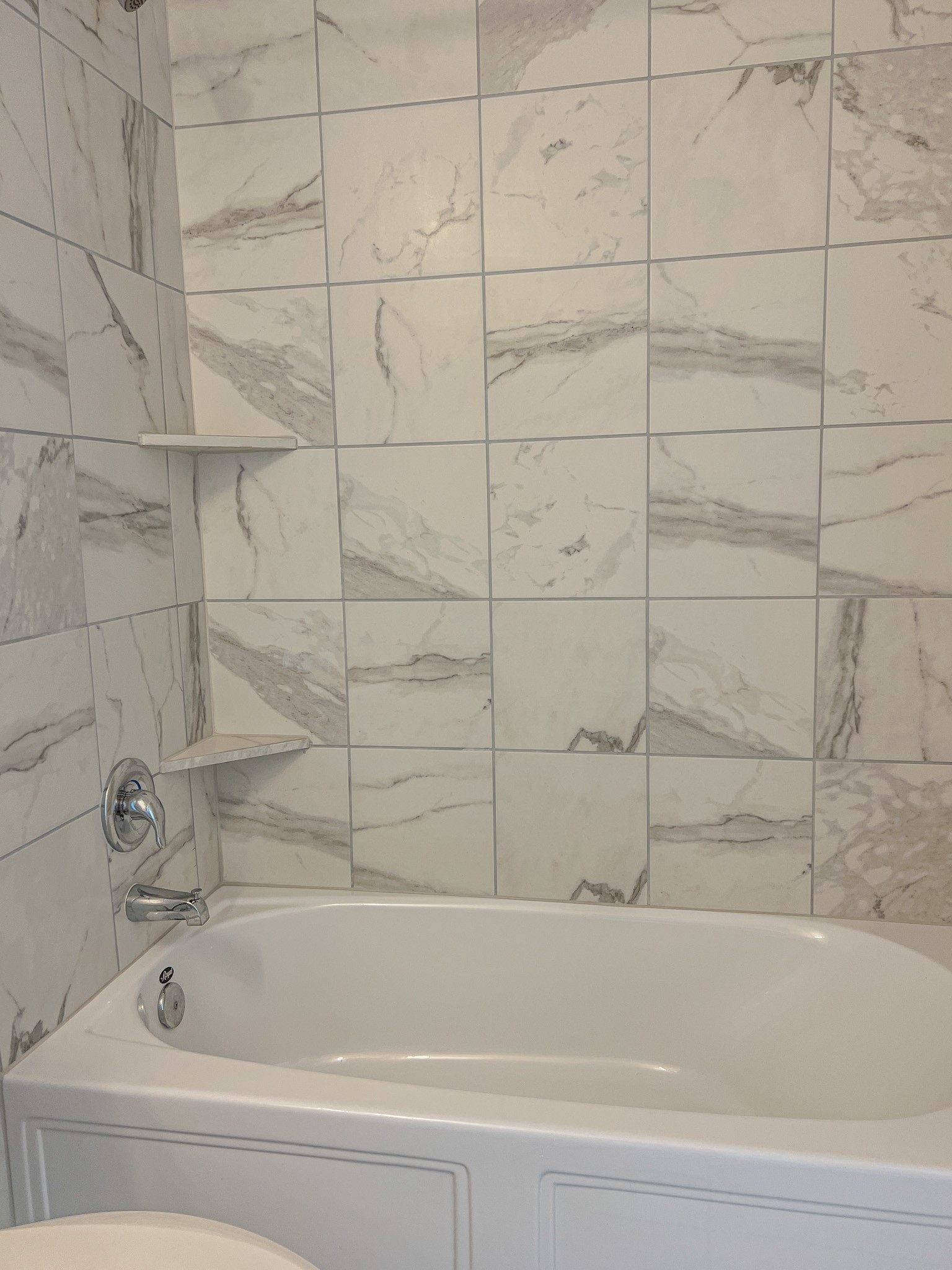 438 Perfect World Loop Jarrell, TX 76537 - Photo 23 of 35 a bathroom with a bathtub