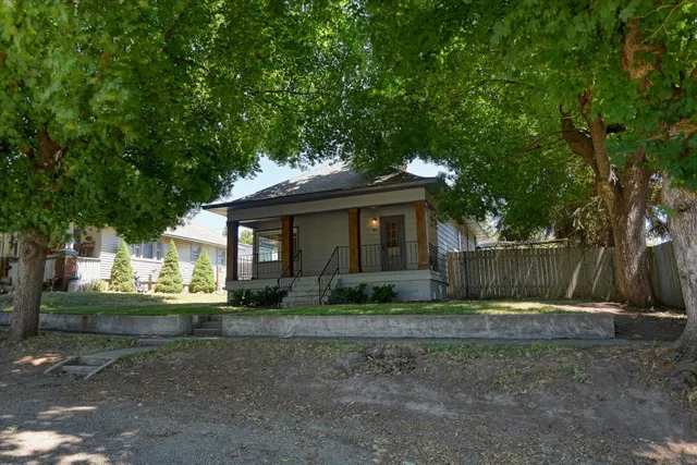 $272,500 | 128 College Street, Tekoa, WA 99033