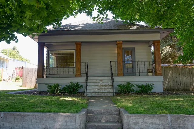 $272,500 | 128 College Street, Tekoa, WA 99033