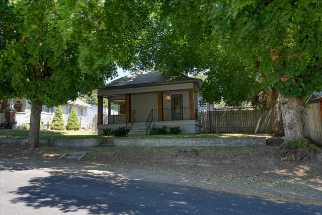 $272,500 | 128 College Street, Tekoa, WA 99033