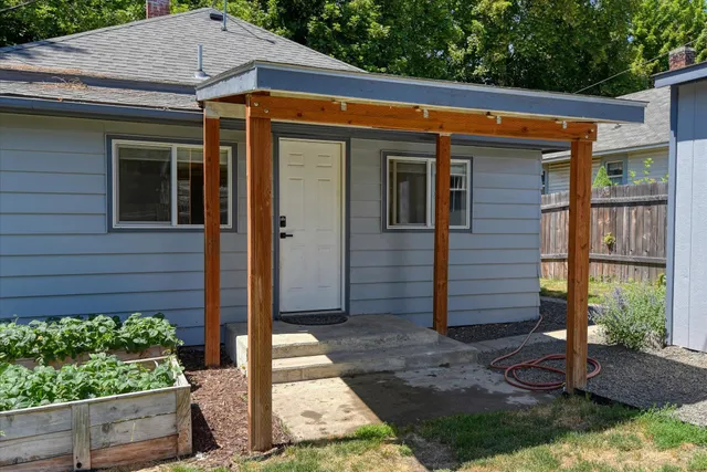 $272,500 | 128 College Street, Tekoa, WA 99033