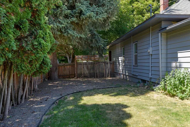 $272,500 | 128 College Street, Tekoa, WA 99033