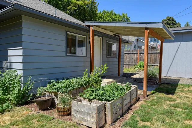 $272,500 | 128 College Street, Tekoa, WA 99033