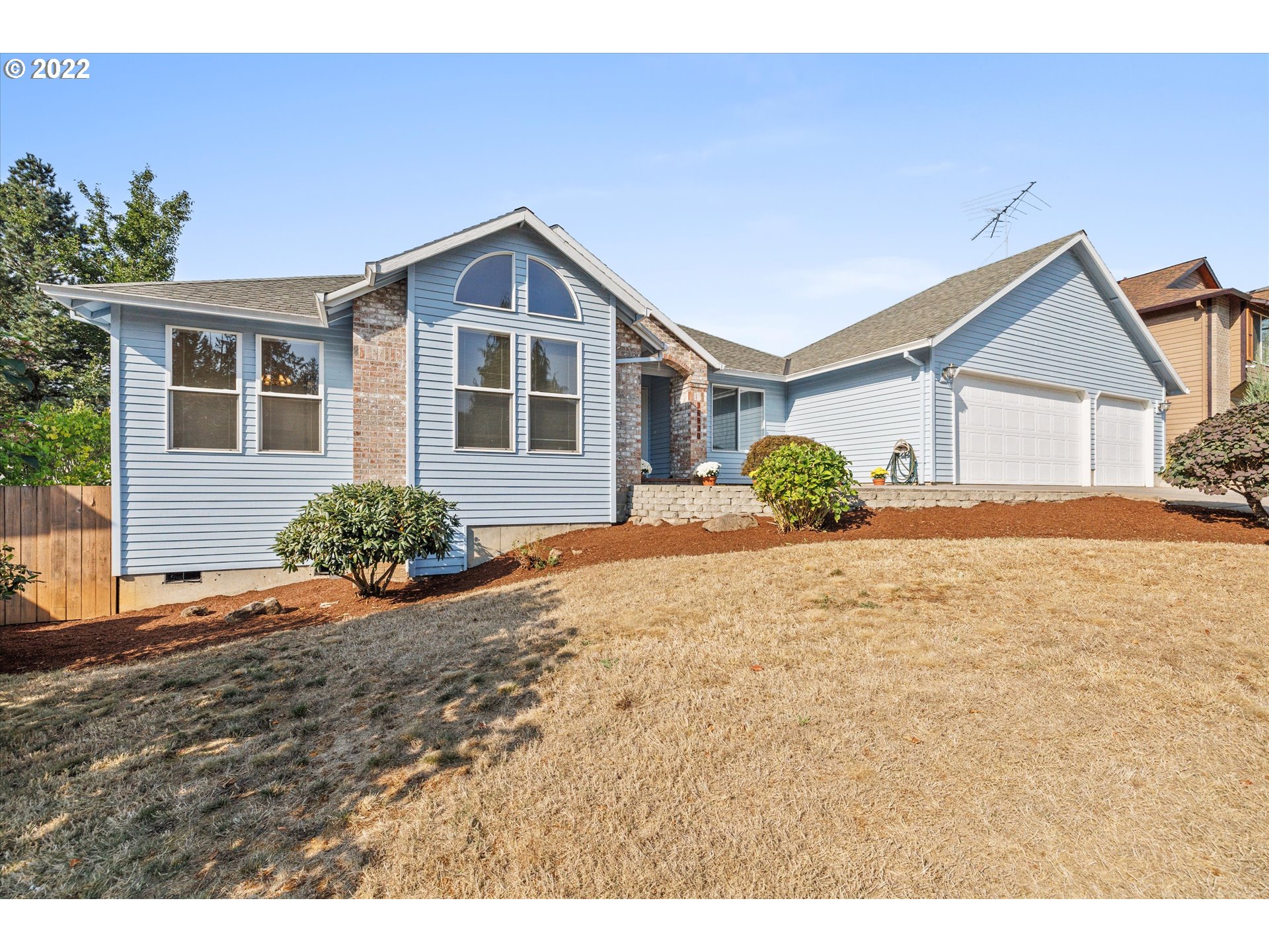 36930 Eldridge Drive Sandy, OR 97055 - Photo 2 of 32 a front view of a house with garden