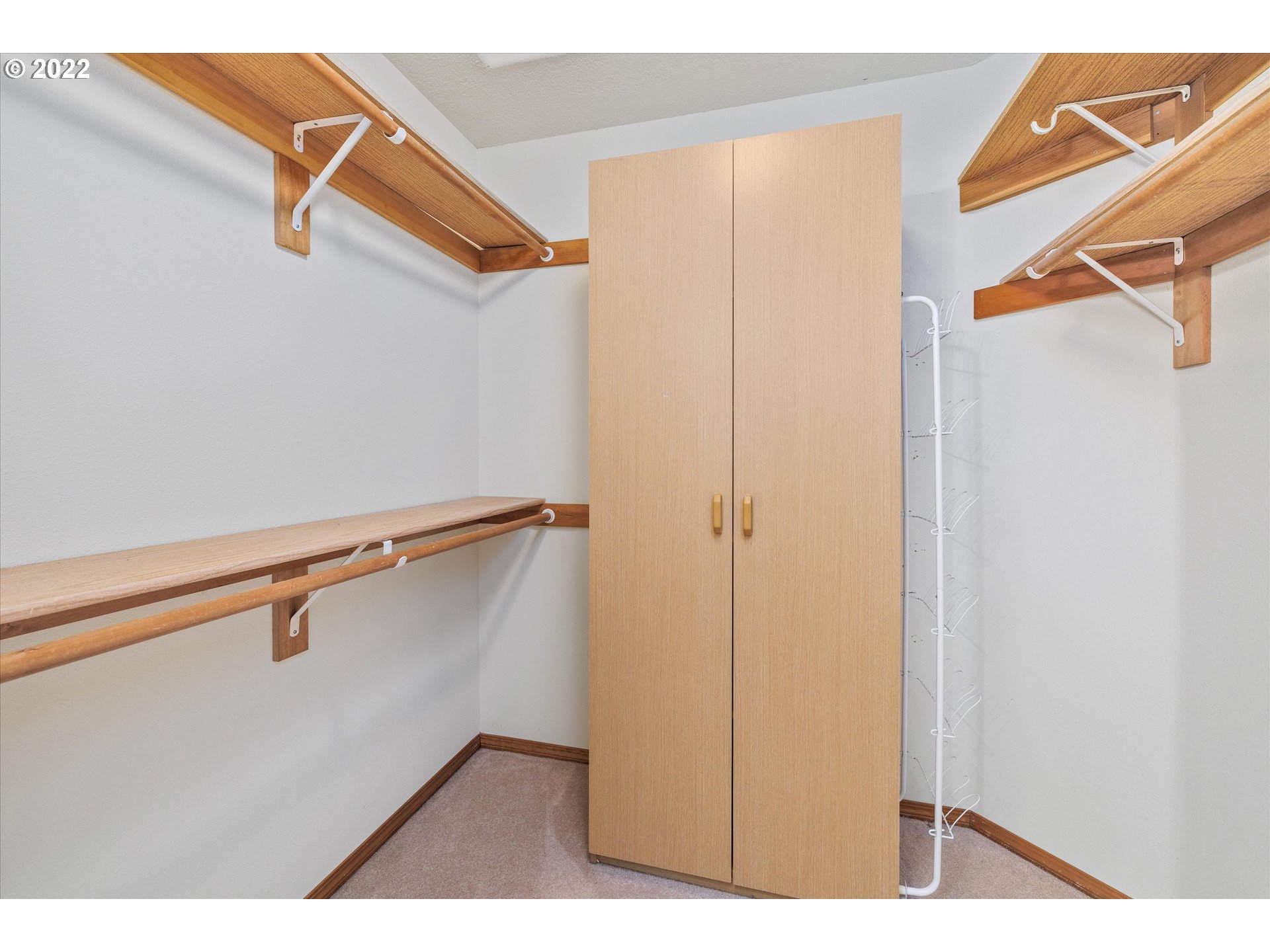 36930 Eldridge Drive Sandy, OR 97055 - Photo 25 of 32 a view of walk in closet