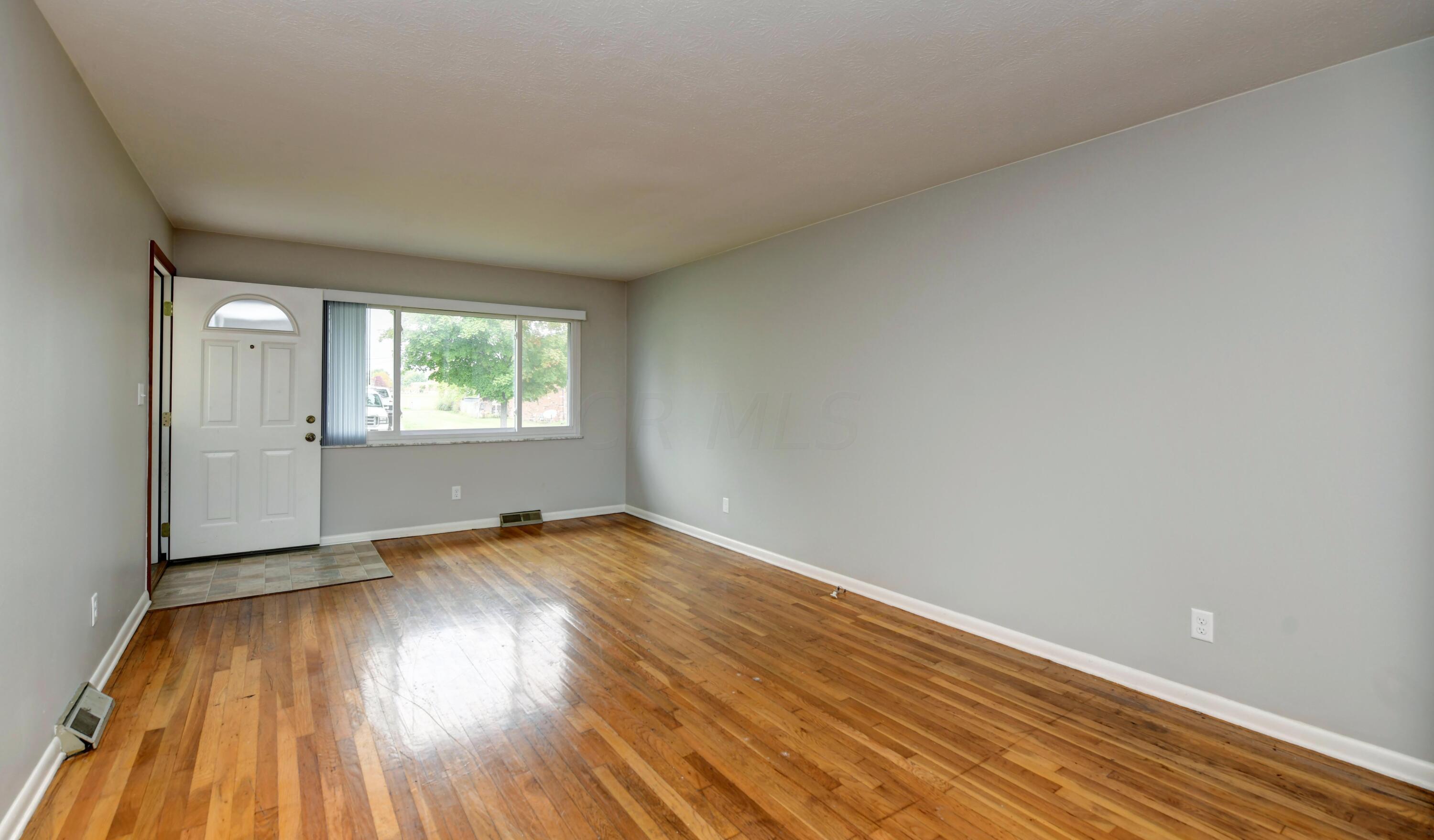 3715 Arnelle Road Columbus, OH 43228 - Photo 5 of 24 Living Room (4)