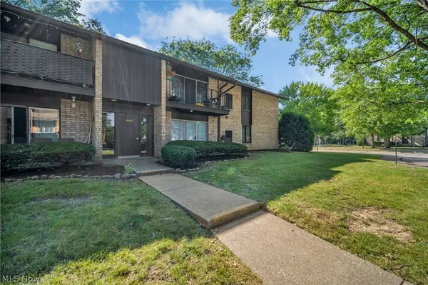$149,900 | 16485 Heather Lane, Unit 101, Middleburg Heights, OH 44130