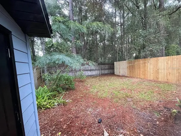 a view of a backyard