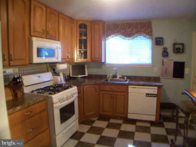 433 Highmeadow Road Reisterstown, MD 21136 - Photo 22 of 26 Kitchen view 2