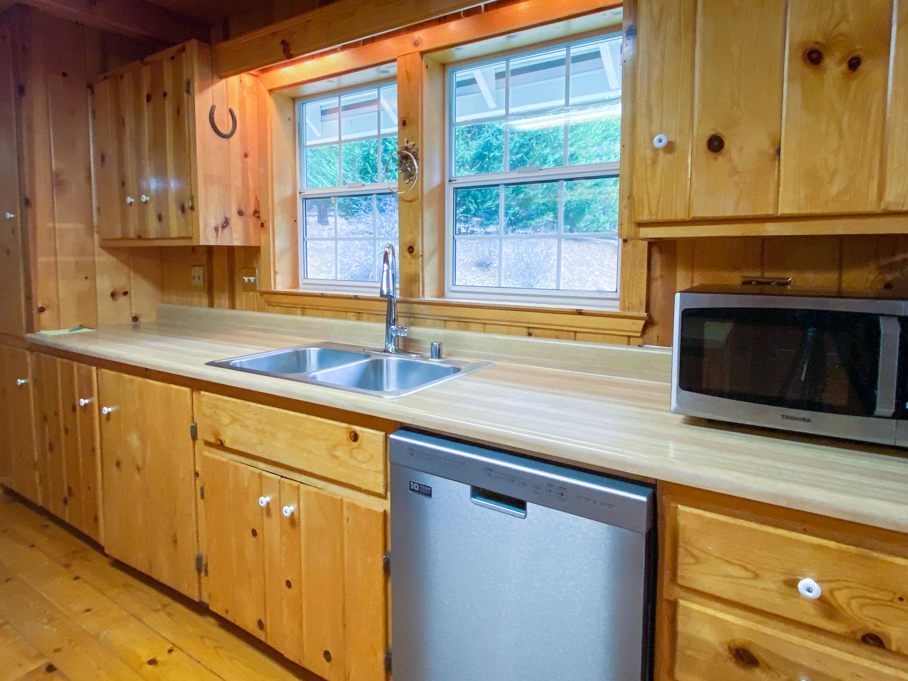 120 Button Road Lewiston, CA 96052 - Photo 11 of 39 Dishwasher/Microwave