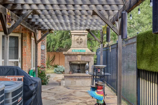 $680,000 | 30 West Lakeshore Drive, Ransom Canyon, TX 79366