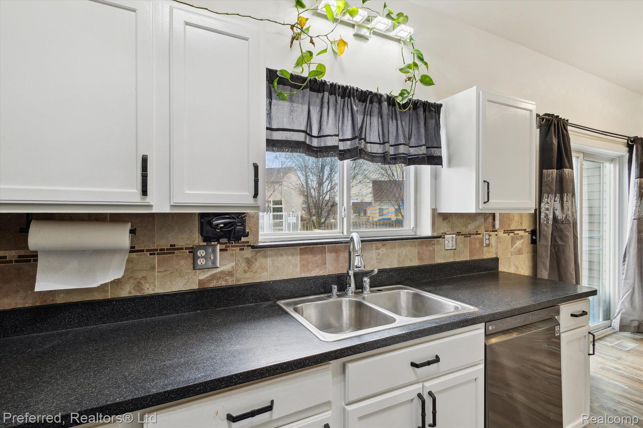 52119 Rivard Road New Baltimore, MI 48047 - Photo 12 of 38 Gallery Image 12
