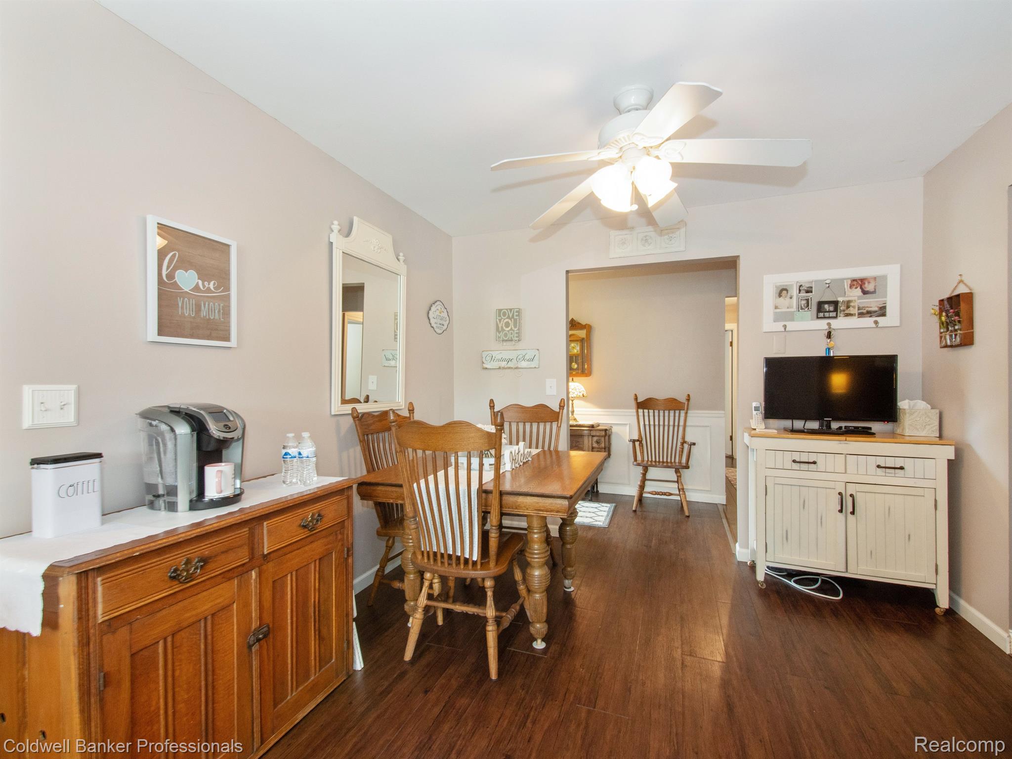 995 Briston Drive Rochester, MI 48307 - Photo 8 of 33 Kitchen to Dining Area!