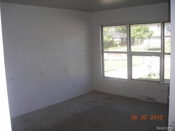 8996 Henry Ruff Road Livonia, MI 48150 - Photo 2 of 11 Living room