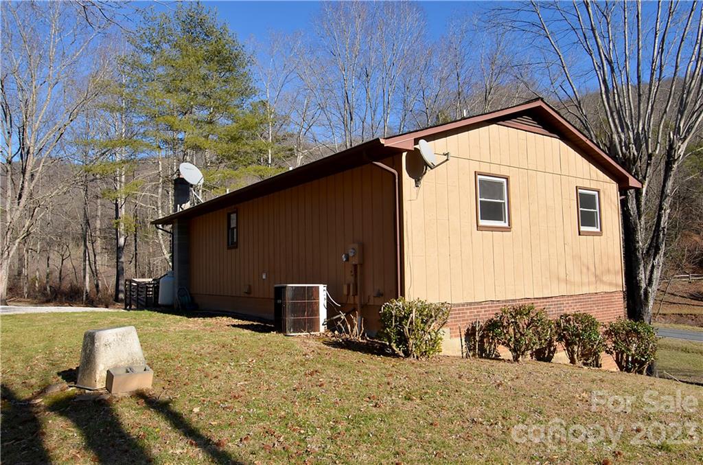 1703 Honeycutt Road Marion, NC 28752 - Photo 5 of 32 Gallery Image 5
