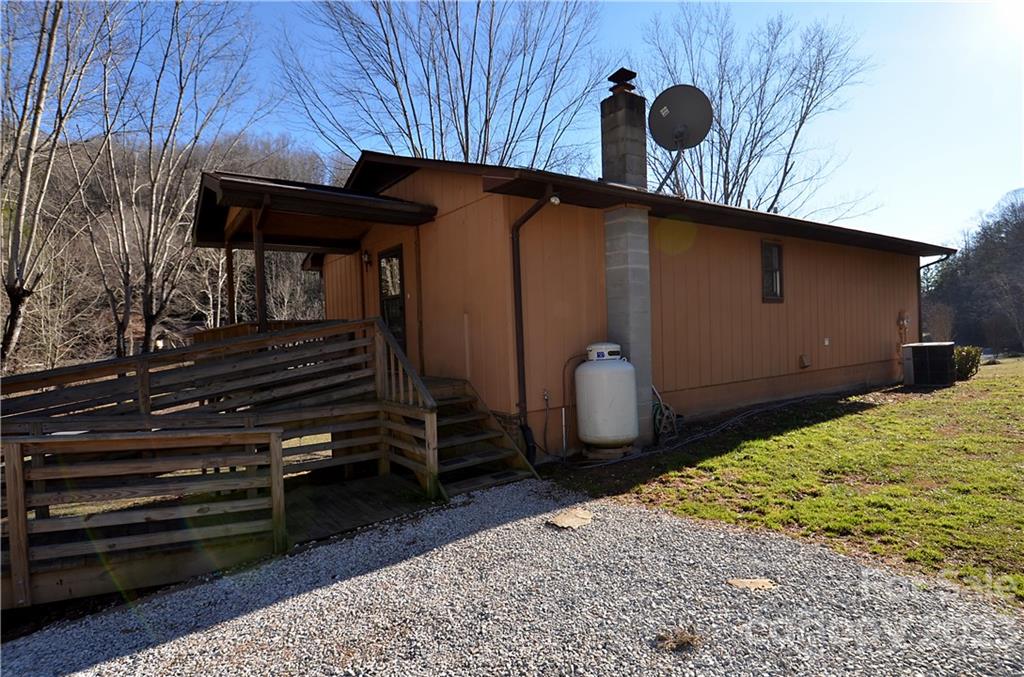 1703 Honeycutt Road Marion, NC 28752 - Photo 6 of 32 Gallery Image 6