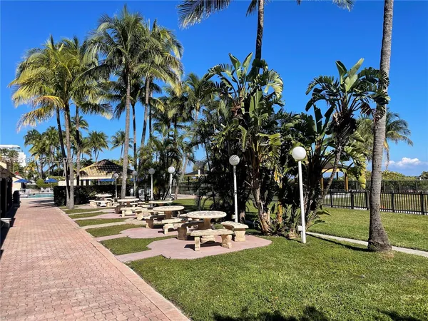 $4,500 | 2555 Collins Avenue, Unit 2002, Miami Beach, FL 33140