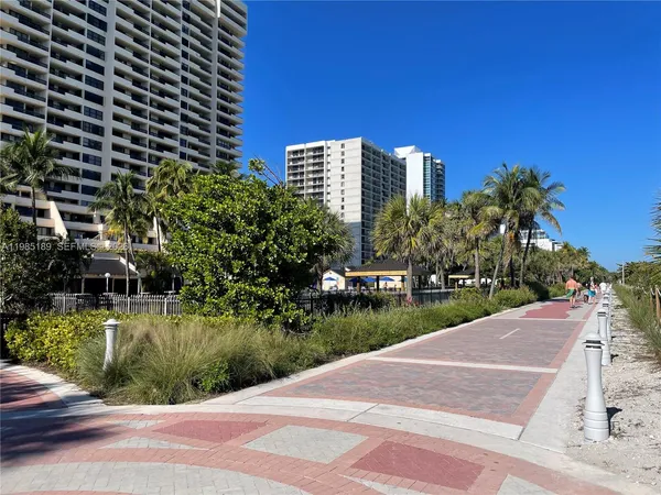 $4,500 | 2555 Collins Avenue, Unit 2002, Miami Beach, FL 33140