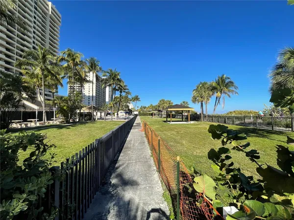 $4,500 | 2555 Collins Avenue, Unit 2002, Miami Beach, FL 33140