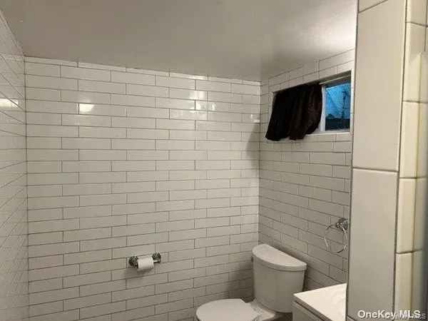 $2,300 | 18 Manhattan Place, Huntington, NY 11743