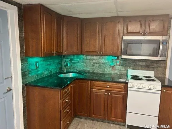 $2,300 | 18 Manhattan Place, Huntington, NY 11743