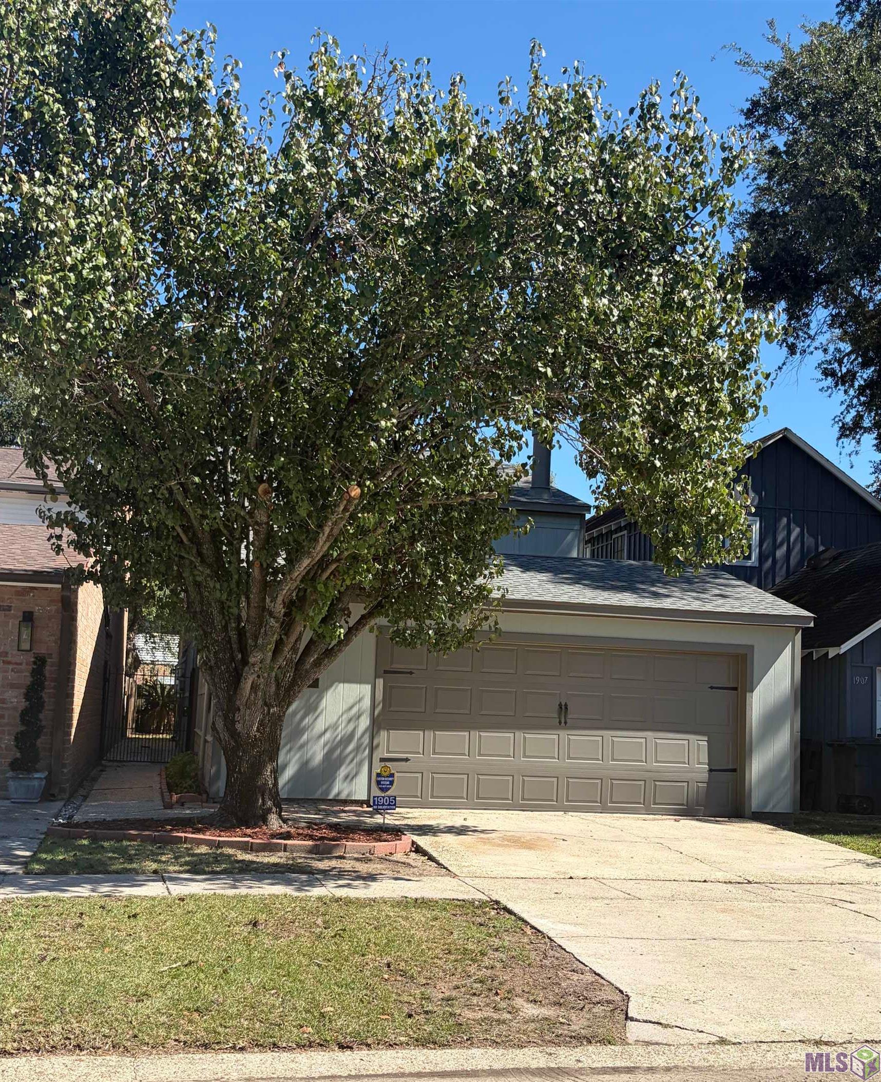 1905 Stonegate Court Baton Rouge, LA 70815 - Photo 2 of 42 Front - Private Garage