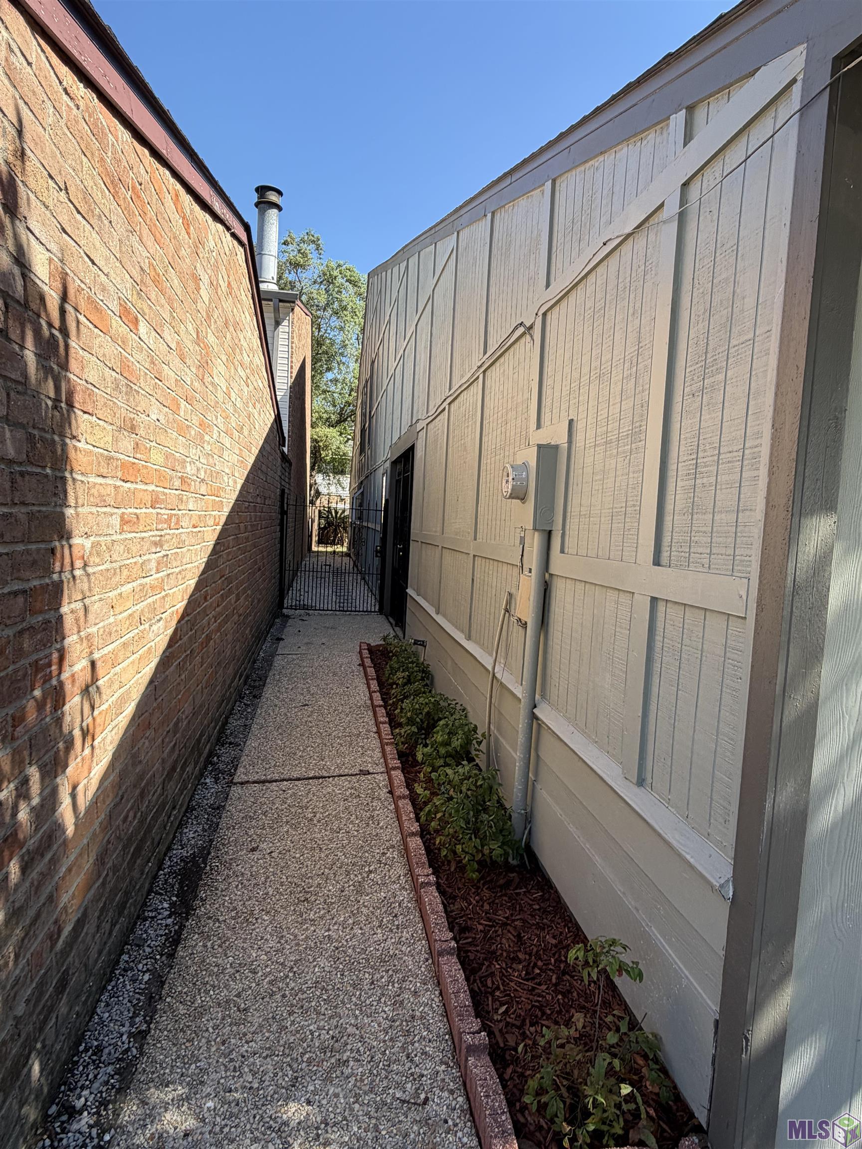 1905 Stonegate Court Baton Rouge, LA 70815 - Photo 3 of 42 Breezeway