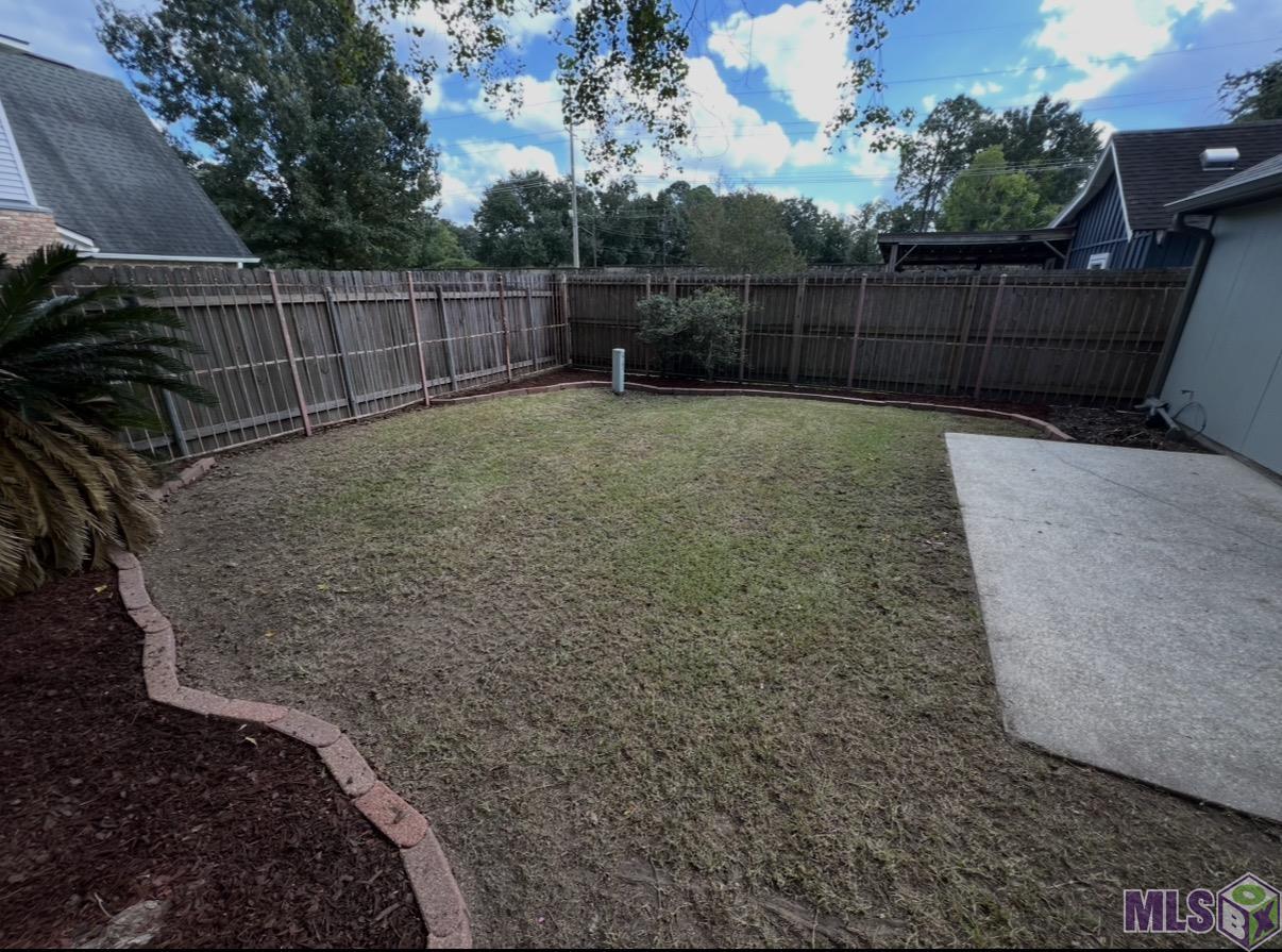 1905 Stonegate Court Baton Rouge, LA 70815 - Photo 39 of 42 Backyard and landscaping