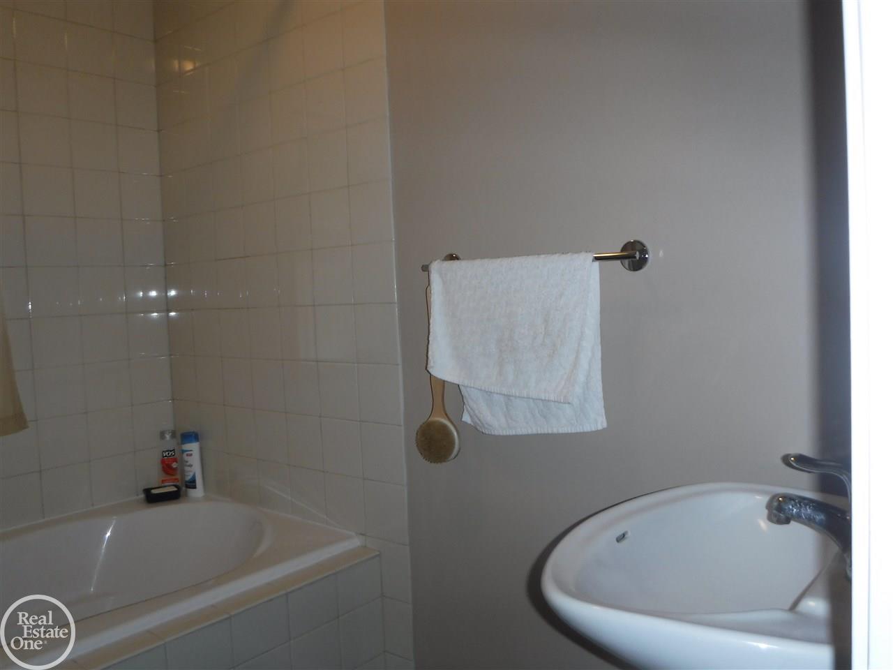 4585 Rattek Road Clarkston, MI 48346 - Photo 17 of 41 Main Bathroom