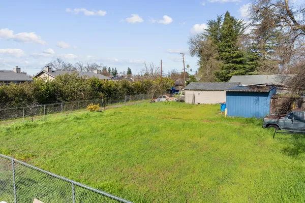 a view of a backyard
