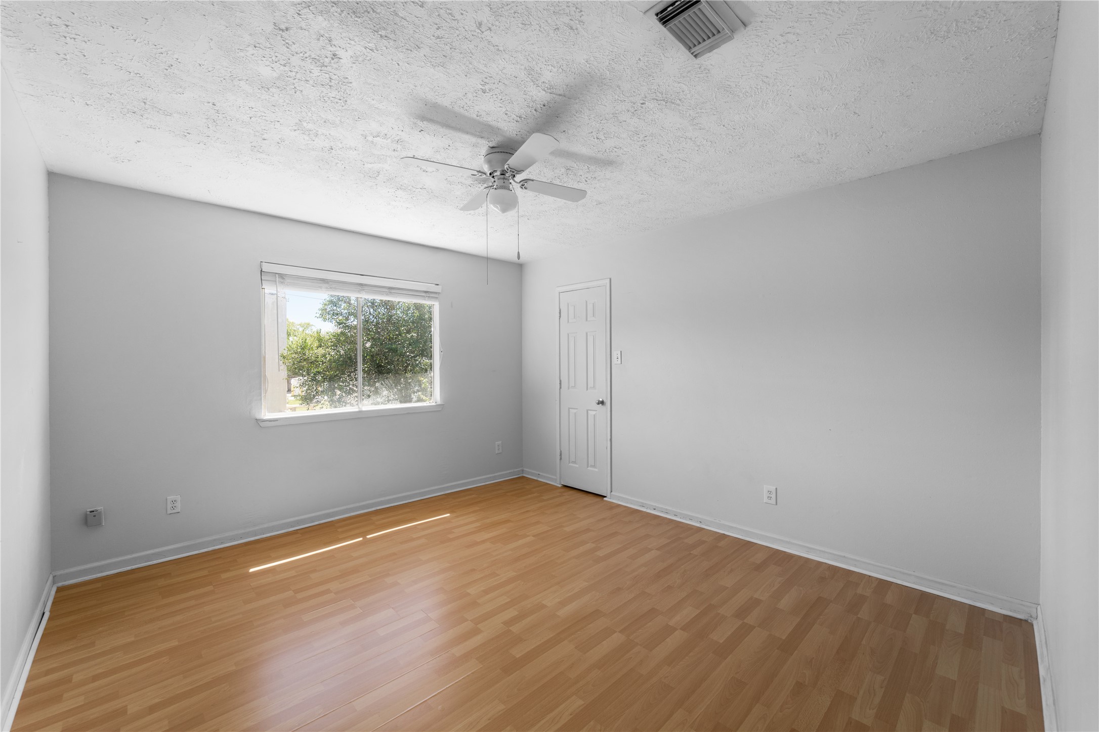 11959 Swords Creek Road Houston, TX 77067 - Photo 19 of 30 an empty room with a window