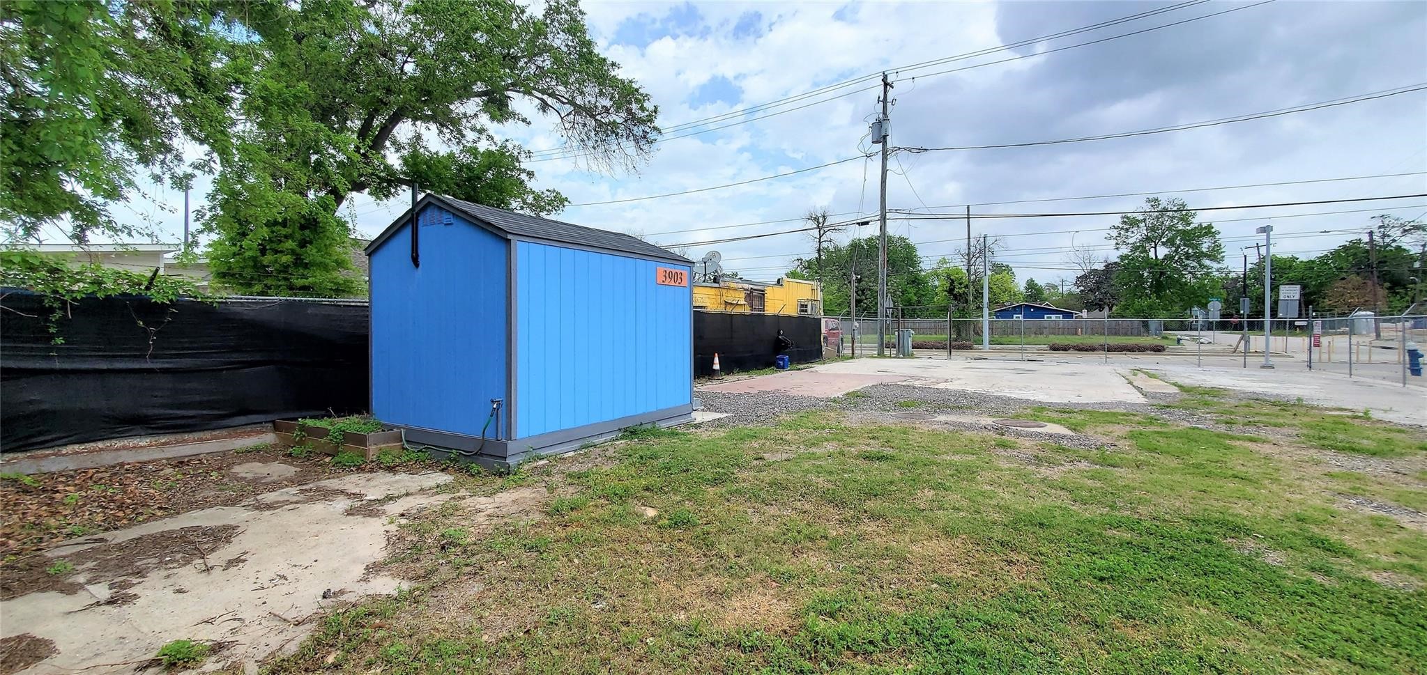 a view of a backyard