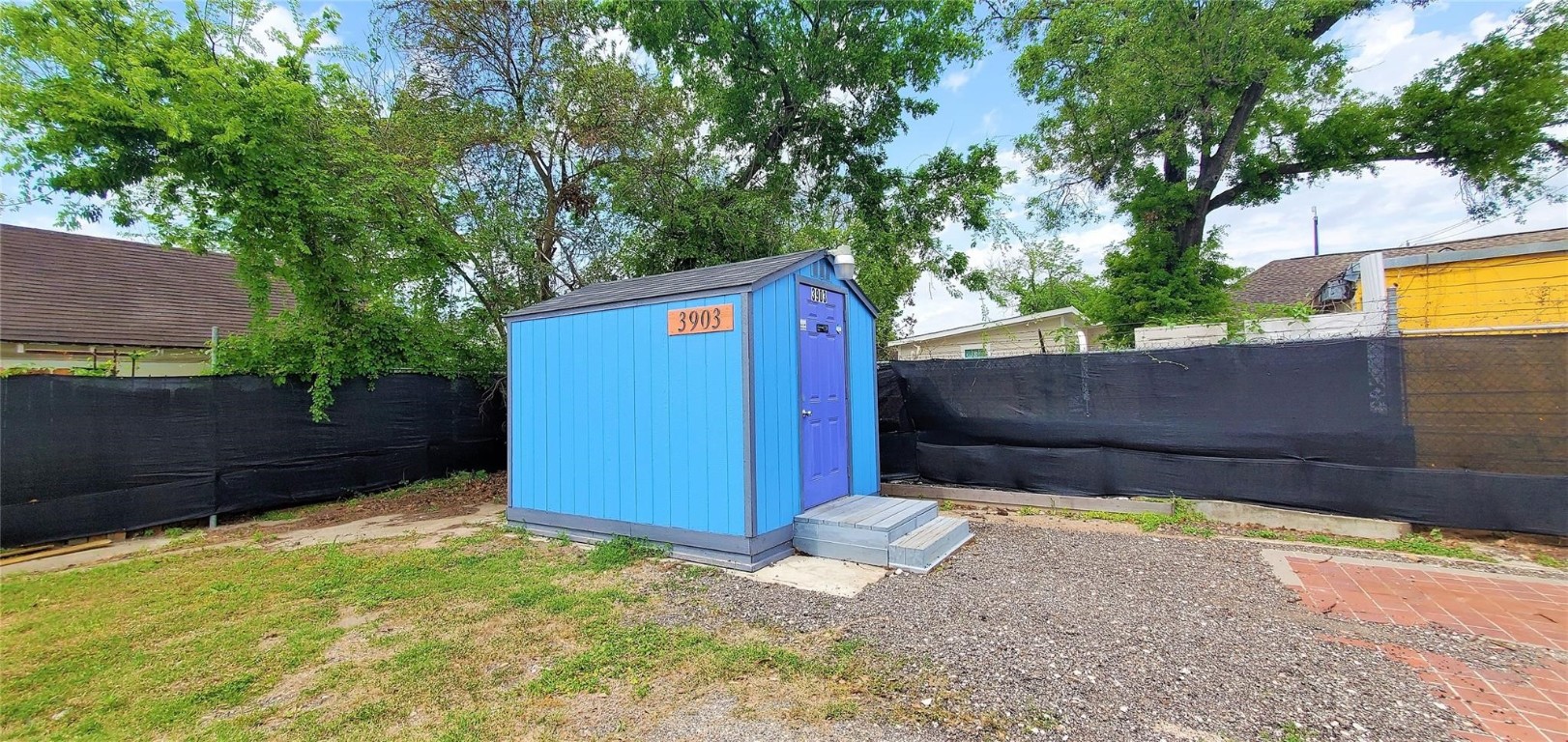 3903 Fulton Street Houston, TX 77009 - Photo 2 of 16 a backyard of a house