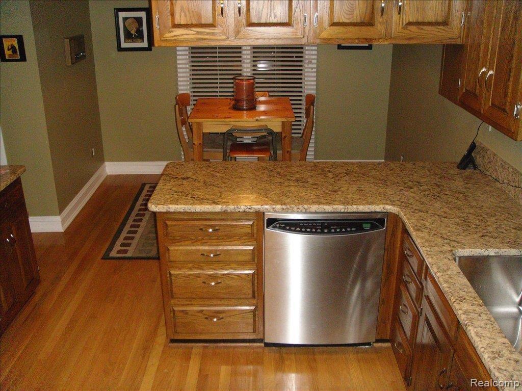 950 Golfview Court, Unit 16 Rochester, MI 48307 - Photo 5 of 6 Kitchen