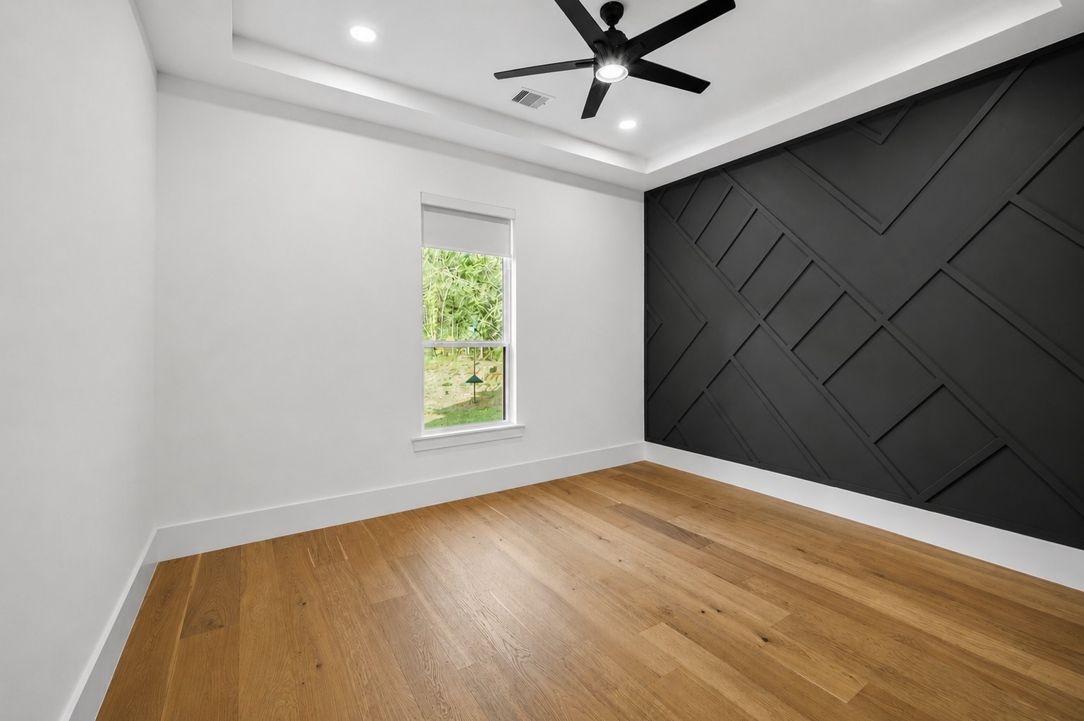437 Sundog Road Huntsville, TX 77340 - Photo 35 of 50 Spacious secondary bedroom with walk-in closet and private ensuite bathroom.
