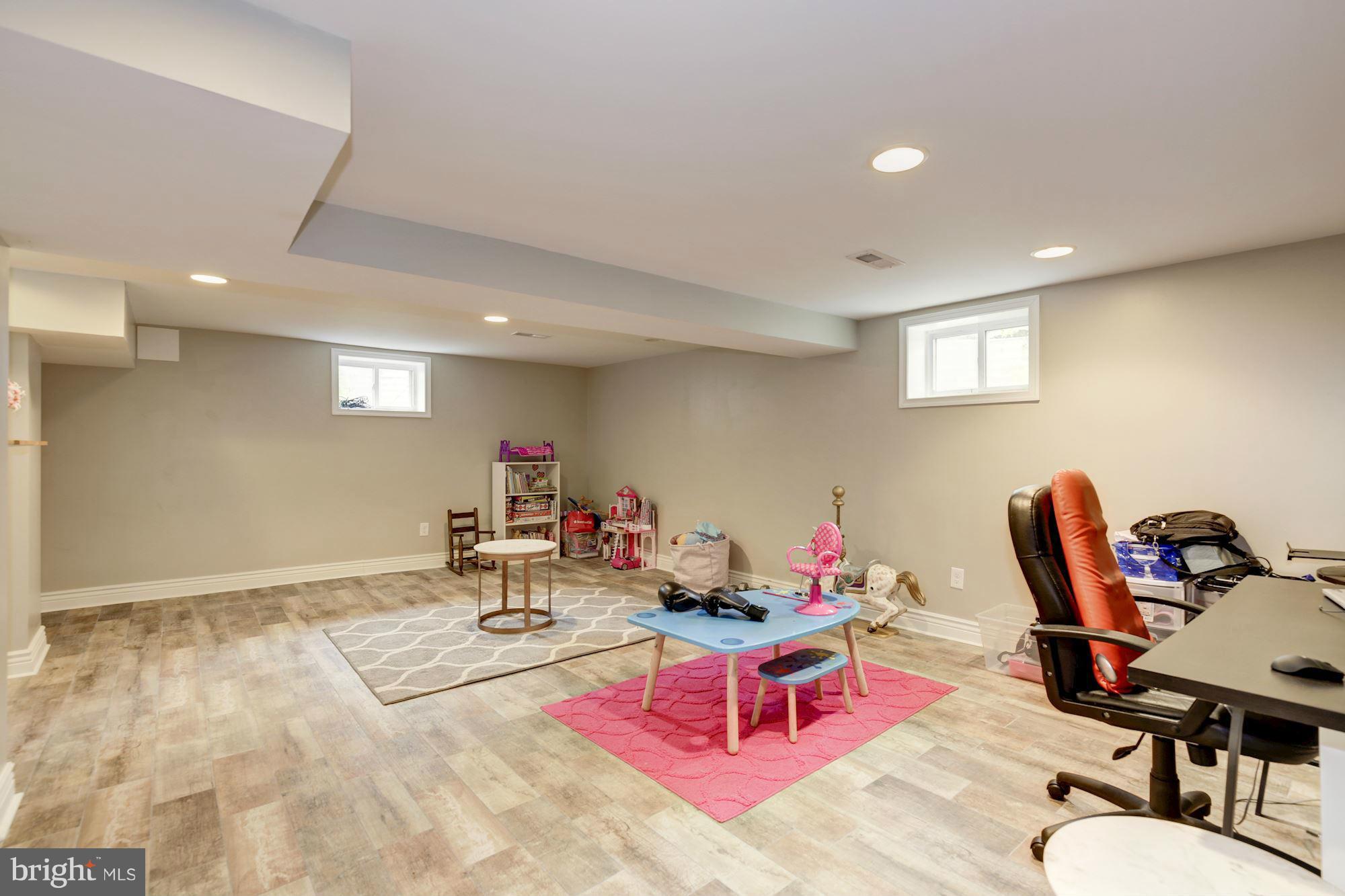 11601 Mapleview Drive Silver Spring, MD 20902 - Photo 17 of 23 a room with furniture