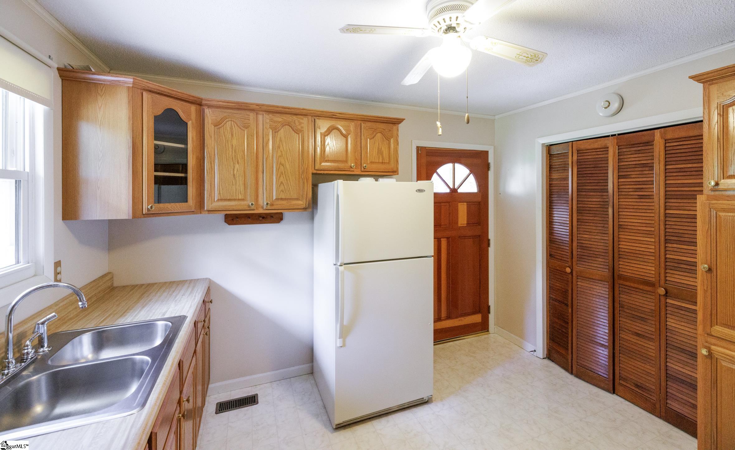 329 Berry Road Pelzer, SC 29669 - Photo 15 of 38