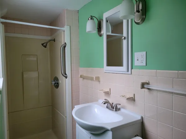 $2,000 | 106 Emerson Avenue, Unit C, Hampstead, NH 03841